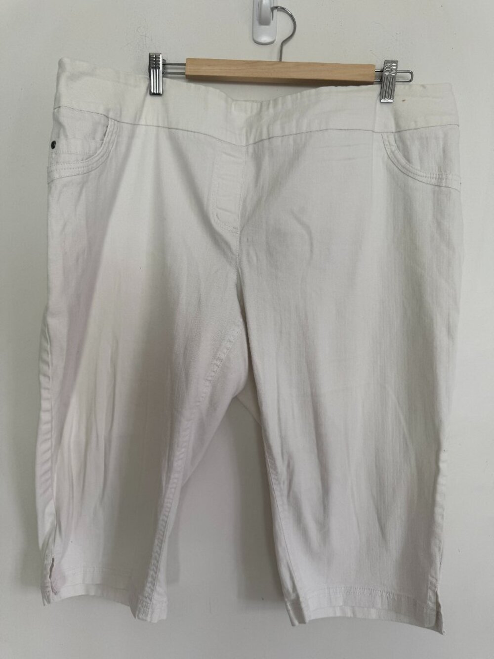 Contrast Plus Women White Stretch Pull On Capris Size 20